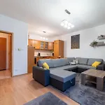 Sunlight Apartment - Free Garage Parking